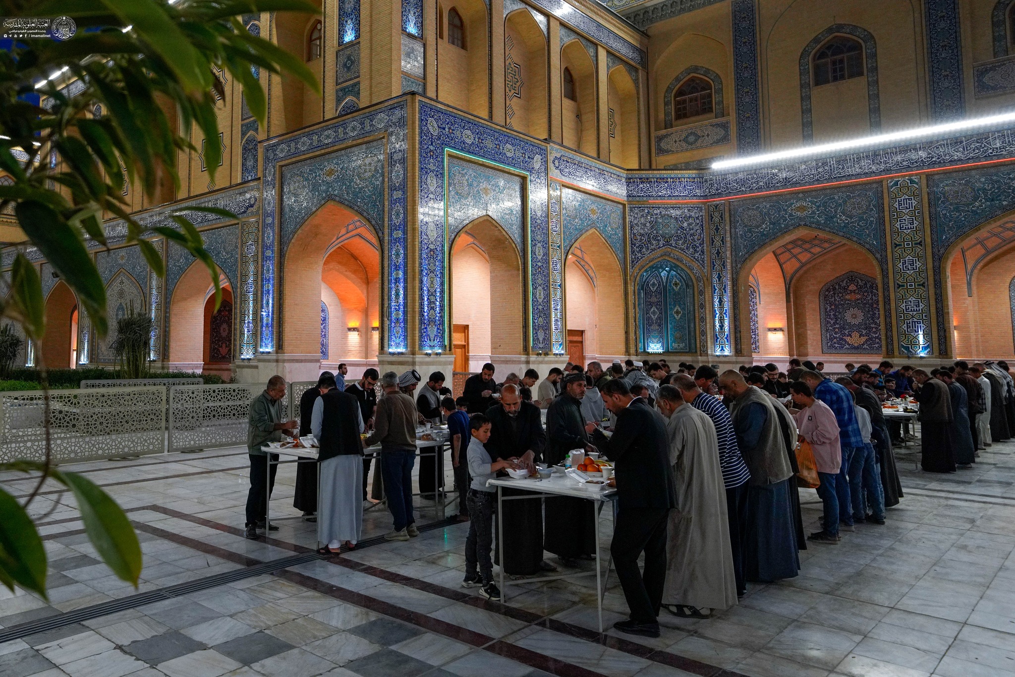 İmam Əli (ə) Ziyarətgahında iftar