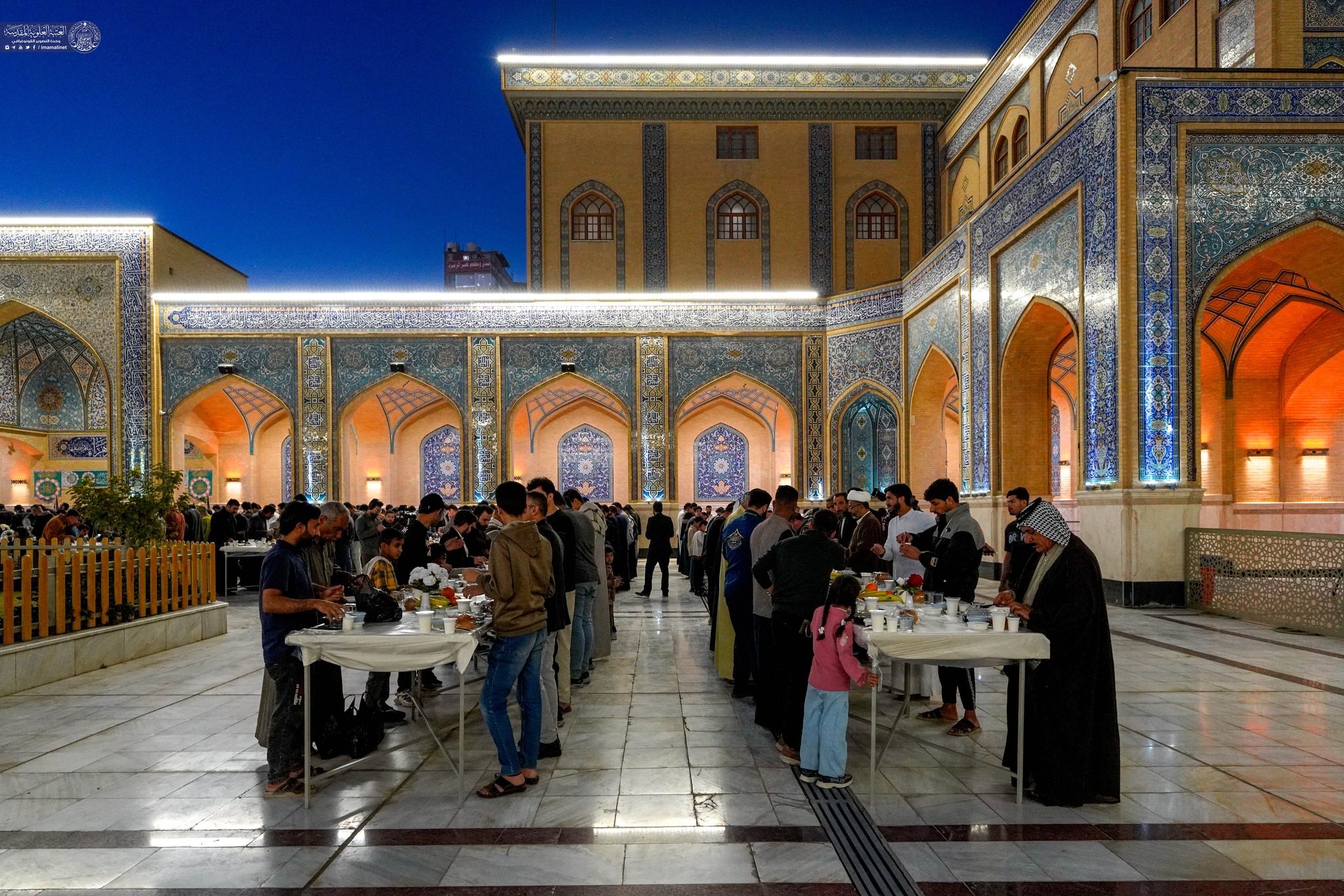 İmam Əli (ə) Ziyarətgahında iftar