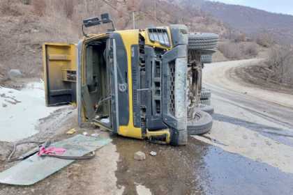 Kəlbəcərdə yük maşını aşıb, xəsarət alan var