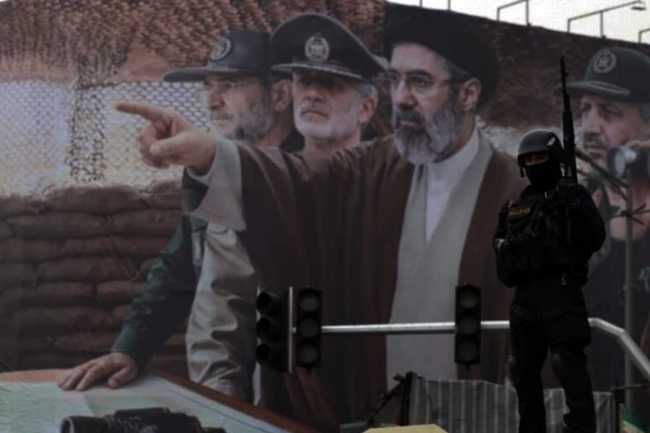 İranlı din xadimlərindən nüvə silahı fətvasının dəyişdirilməsi üçün Müctəba Xameneiyə məktub