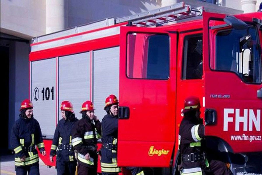 Bakıda çoxmərtəbəli yaşayış binasında yanğın söndürülüb