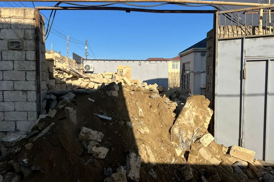 Binəqədidə qanunsuz tikili sökülüb