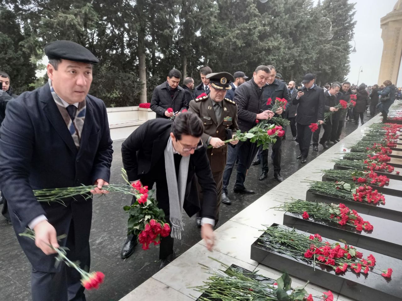 İran səfiri Şəhidlər Xiyabanını ziyarət edib