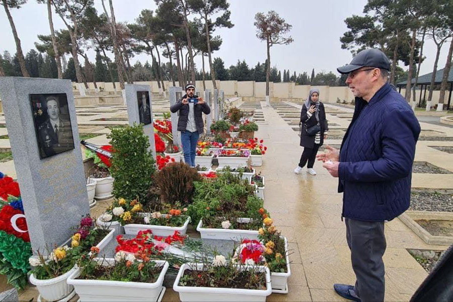 Hacı Mövsüm Səmədov şəhidləri ziyarət edib - FOTO