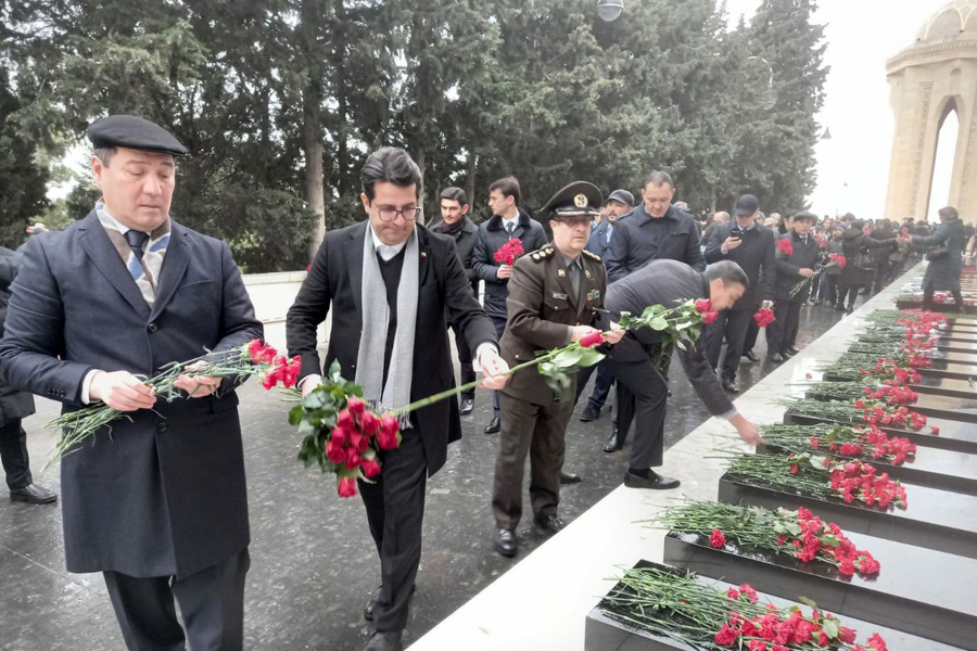 İran səfiri Şəhidlər Xiyabanını ziyarət edib